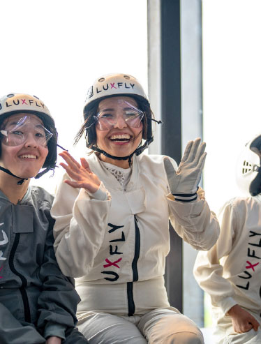 Laachend Fligeren am LUXFLY-Kostüm mat Helm