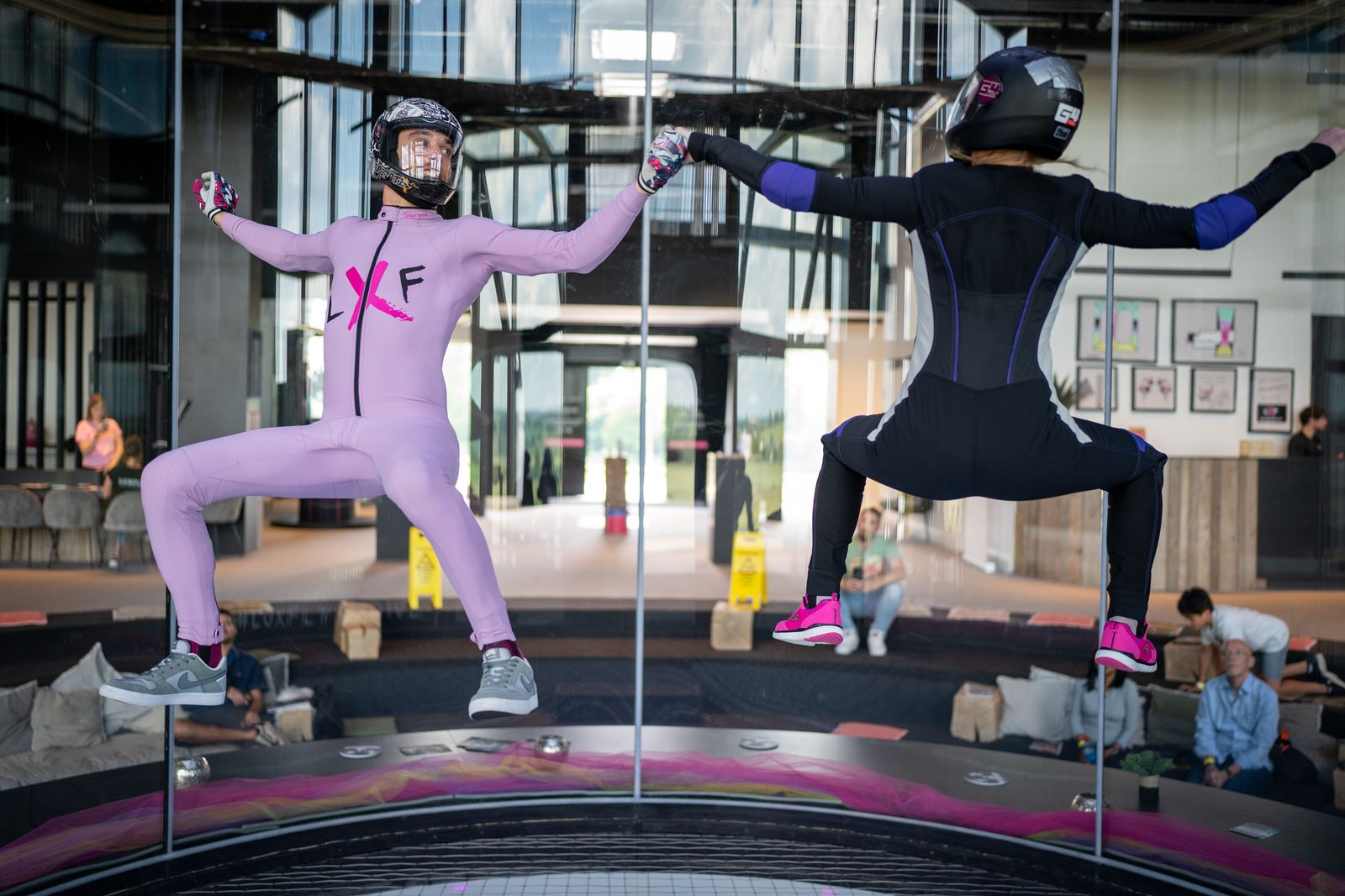 Zwee Pro Flyer am LUXFLY-Tunnel mat der Lounge am Hannergrond