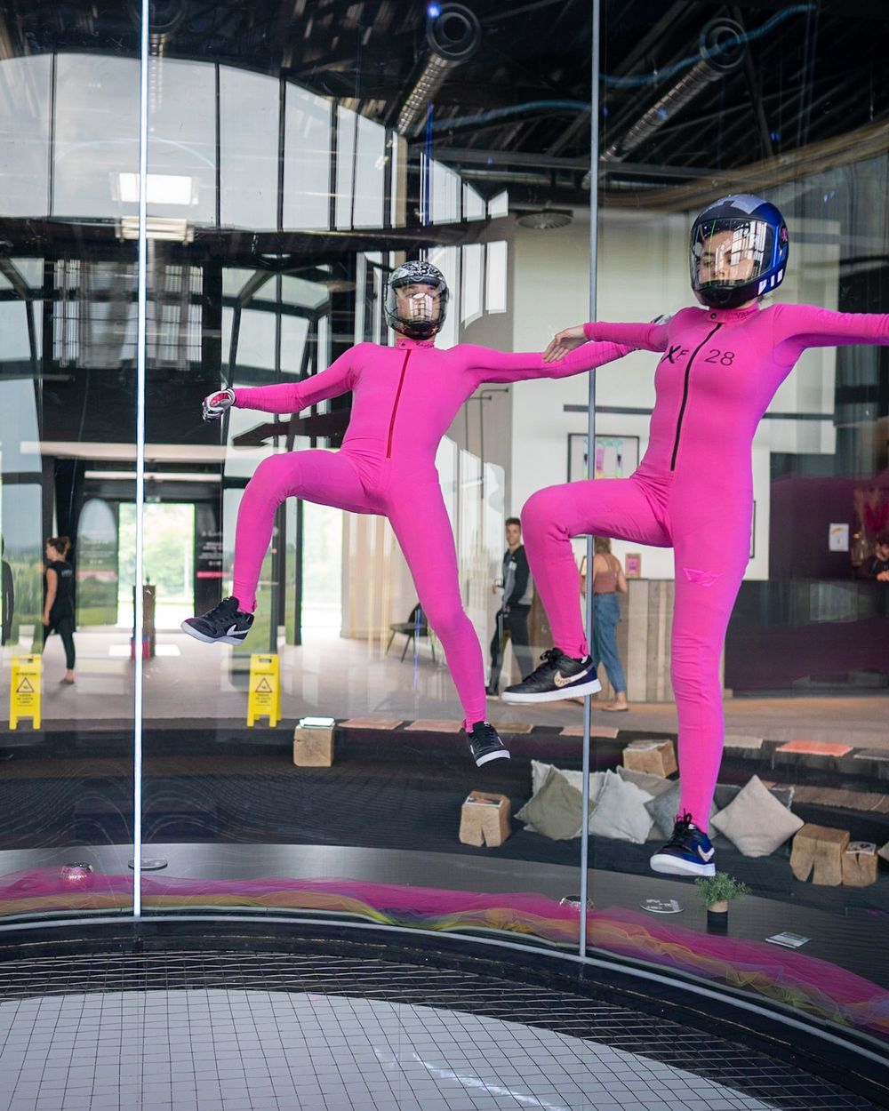 Zwee Flyer a rosa Kombinaisone fl&eacute;ien zesummen bei LUXFLY