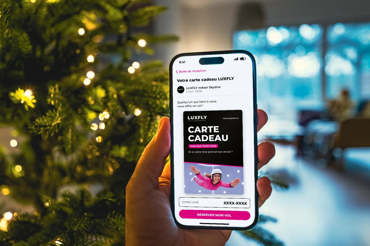 Bon cadeau LUXFLY re&ccedil;u par e-mail sur un smartphone, avec le champ &laquo; Votre code &raquo; et le bouton &laquo; R&eacute;server mon vol &raquo;